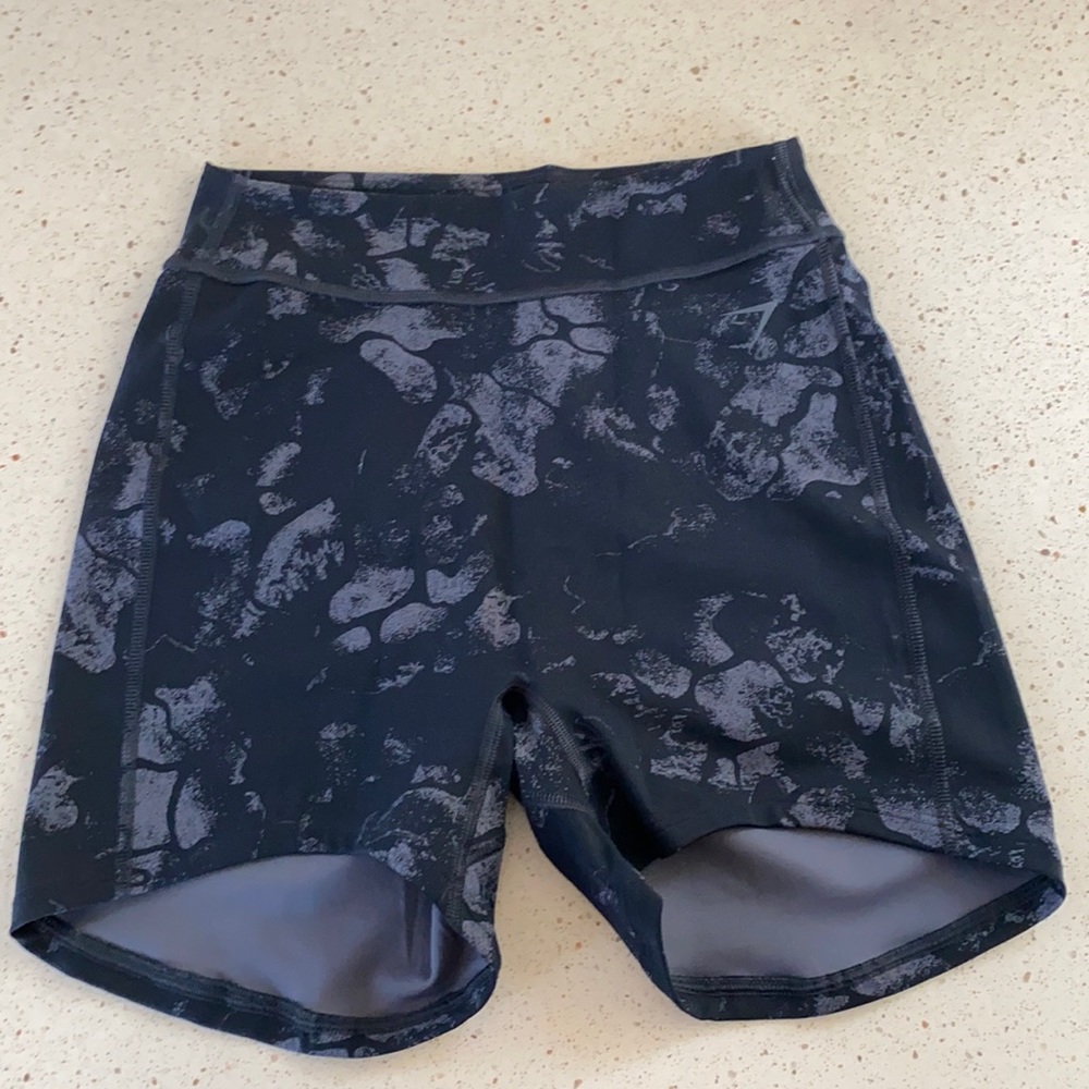 kk fit gymshark shorts in black camo print